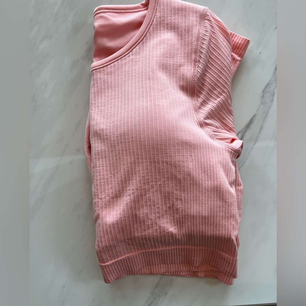 Lululemon Eb to street flow top